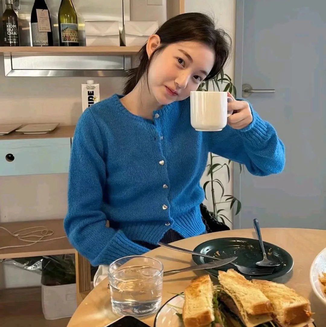 她背后的那双手
